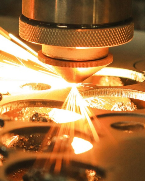 Behind-the-scenes laser engraving of Alta Tellus’ mountain dial – high-precision craftsmanship by Lawton Timepieces.